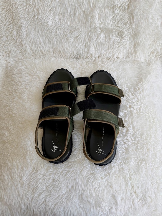 Sandals_&_Flip_Flops